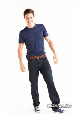 File:Robbie Amell 081.jpg
