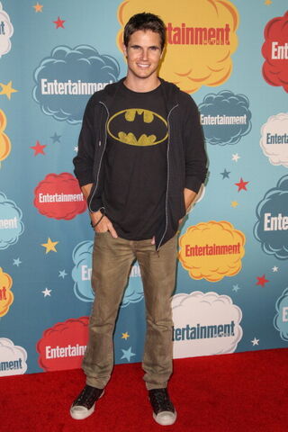 File:Robbie Amell 207.jpg
