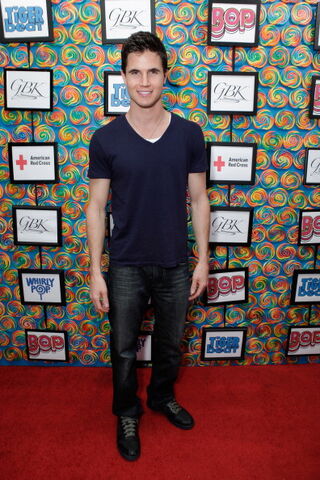 File:Robbie Amell 183.jpg