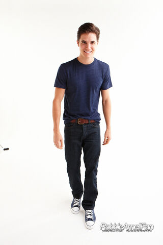 File:Robbie Amell 073.jpg