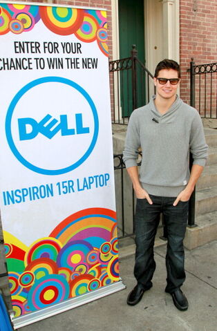 File:Robbie Amell 166.jpg