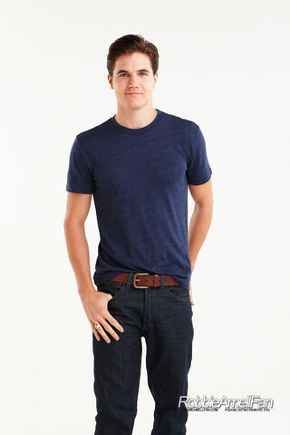 File:Robbie Amell 126.jpg