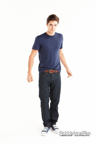 File:Robbie Amell 074.jpg