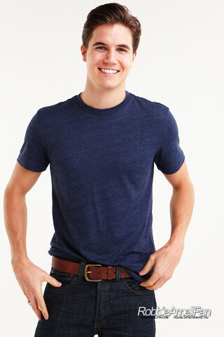 File:Robbie Amell 105.jpg