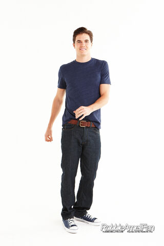 File:Robbie Amell 083.jpg