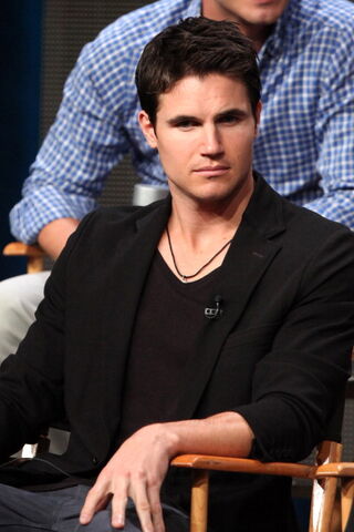 File:Robbie Amell 214.jpg