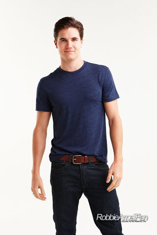 File:Robbie Amell 132.jpg