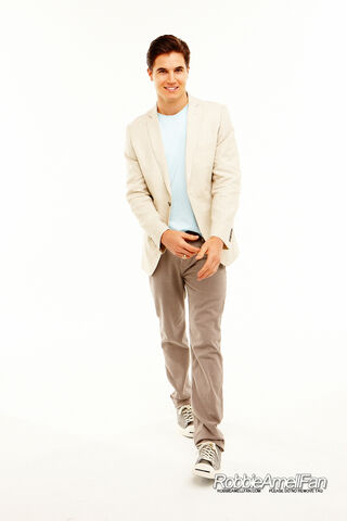 File:Robbie Amell 041.jpg