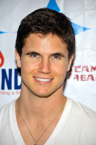 File:Robbie Amell 177.jpg