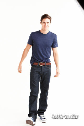File:Robbie Amell 076.jpg