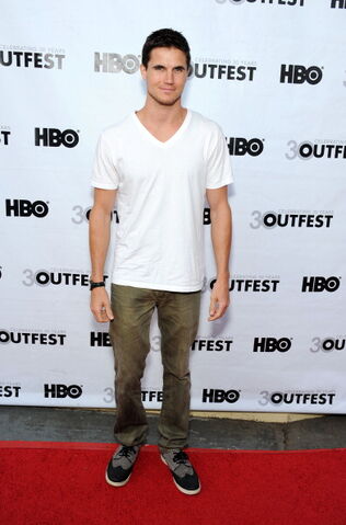 File:Robbie Amell 187.jpg