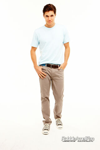 File:Robbie Amell 061.jpg