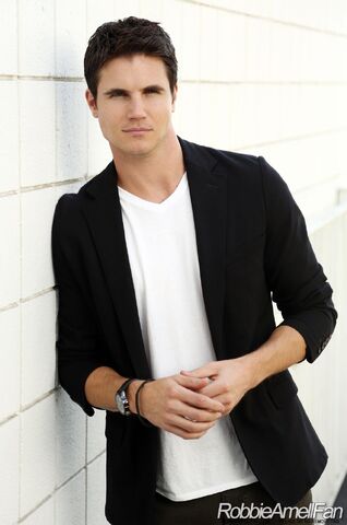 File:Robbie Amell 013.jpg