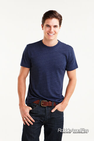 File:Robbie Amell 115.jpg