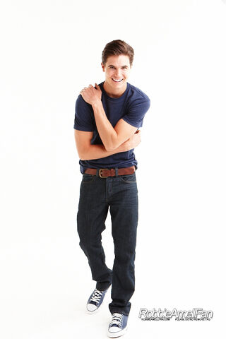 File:Robbie Amell 082.jpg