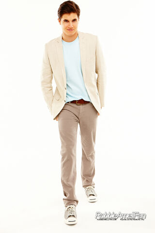 File:Robbie Amell 037.jpg