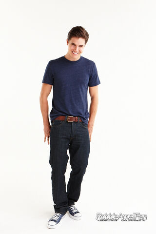 File:Robbie Amell 094.jpg