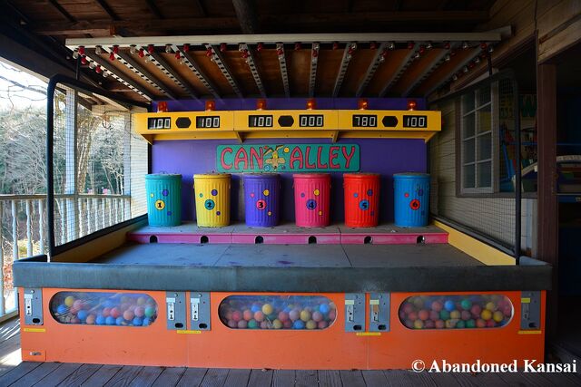File:Can-alley-arcade-game-at-western-village.jpg