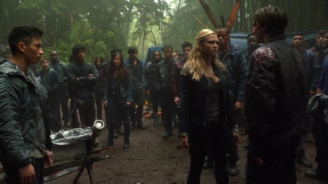 Plik:1x04-Murphy-s-Law-bellamy-and-clarke-the-100-37241385-1912-1072.jpg