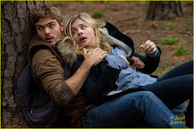 File:Chloe-moretz-nick-robinson-new-5th-wave-pics-clips-09.jpg