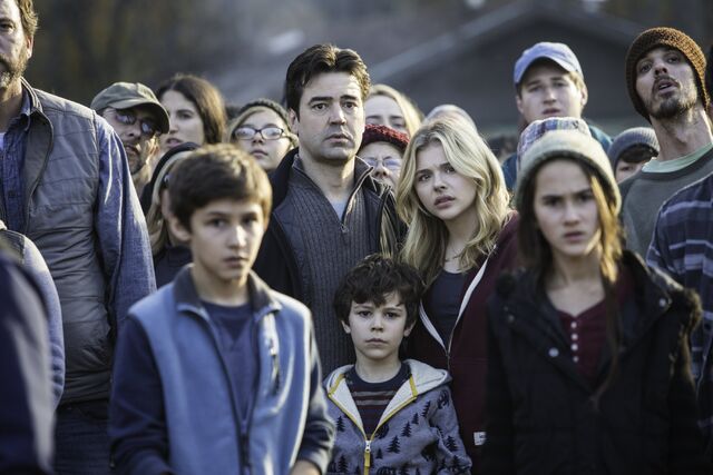 File:Chloe-moretz-nick-robinson-new-5th-wave-pics-clips-11.jpg