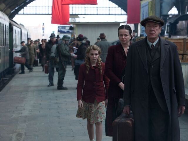 File:The-book-thief-geoffrey-rush-emily-watson-sophie-nelisse.jpg