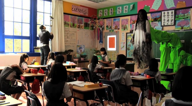 File:Floatygirlbehindthescenes.png