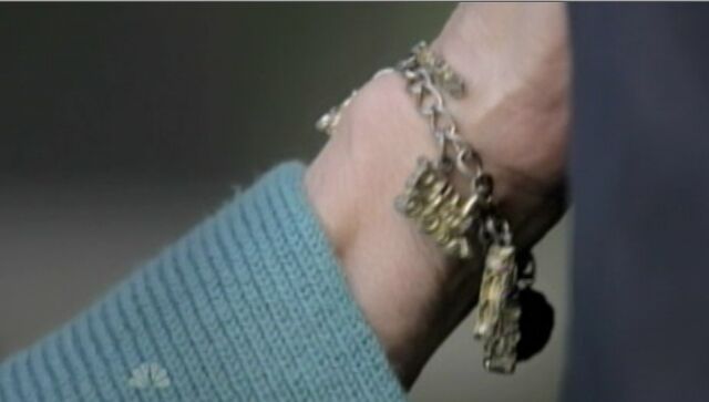 File:1.06-VioletsBracelet.jpg