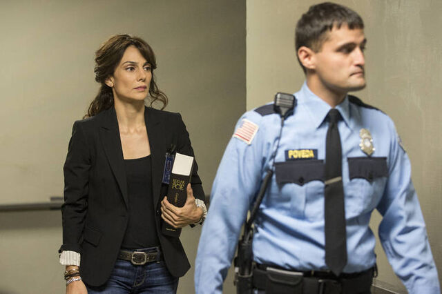 File:1x02 ParkerBringingABook.jpg