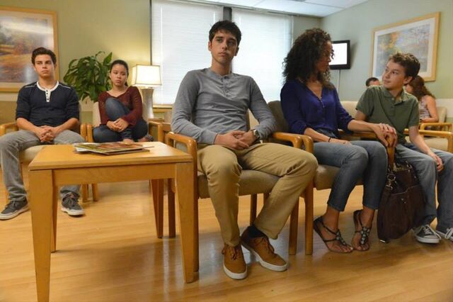 Fichier:The-Fosters-1x09-Vigil-3.jpg
