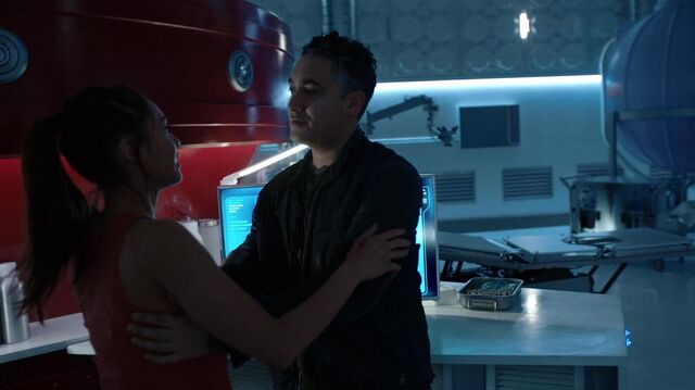 File:The100 S4 The Other Side Sinclair Raven.jpg