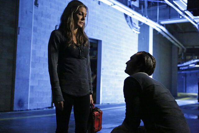 File:The 100 4x11 - Abby & Murphy pic 2.jpg