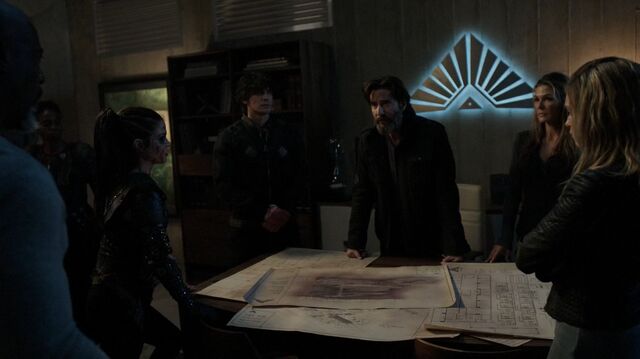 File:The100 S4 The Other Side Bellamy Octavia Clarke Abby Marcus Jaha.jpg