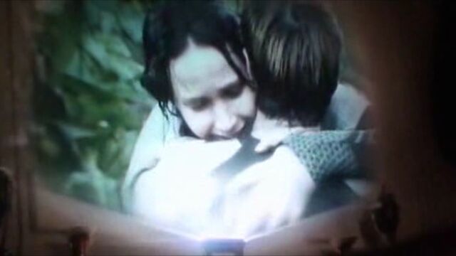 File:Katniss and Peeta hug.jpg