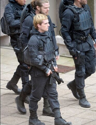 File:Peeta star squad.jpeg