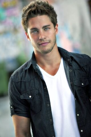 File:Dean Geyer.jpg