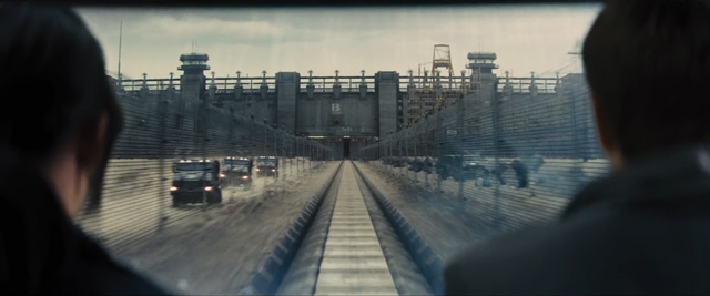 Archivo:Katniss y Peeta observando el Distrito 11 desde el tren.png