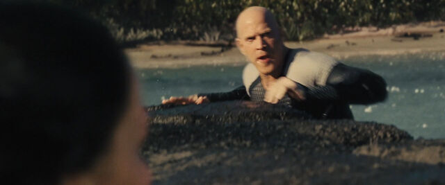 Archivo:Katniss observa a Brutus luego de nadar hacia las rocas.jpg