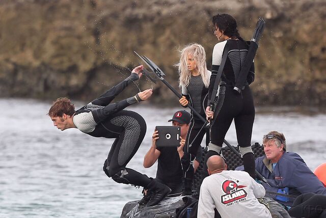 Archivo:Catching-Fire-shooting-in-Hawaii-katniss-everdeen-32877087-3000-2008.jpg