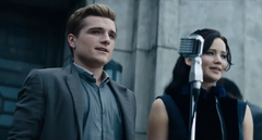 Peeta y Katniss dando su primer discurso.png
