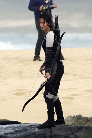 Archivo:Catching-fire-set-photos-hawaii-katniss-bow.jpg