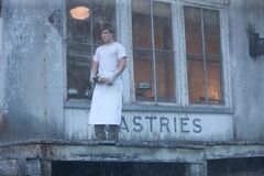 Peeta fuera de la panadería.jpg
