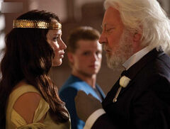 Katniss y Snow durante la coronación.jpg