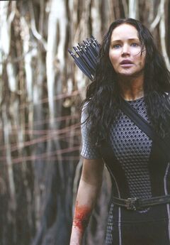 Katniss luego de que Johanna le sacara el rastreador.jpg