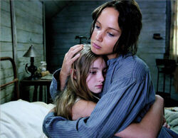 Katniss abrazando a Prim.jpg