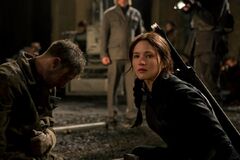 Katniss hablando con un joven del Distrito 2.jpg