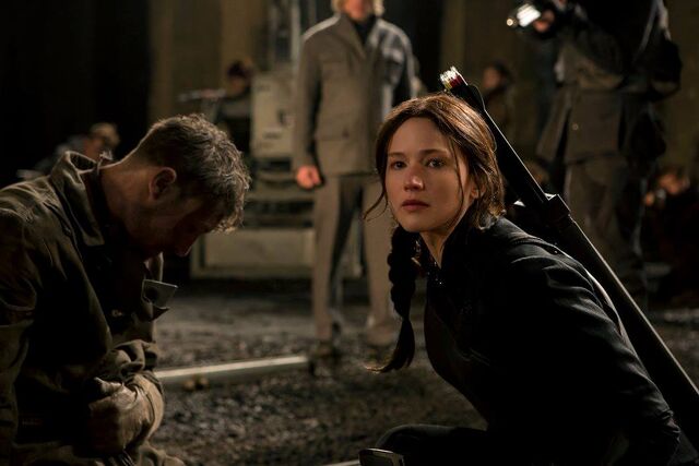 Archivo:Katniss hablando con un joven del Distrito 2.jpg