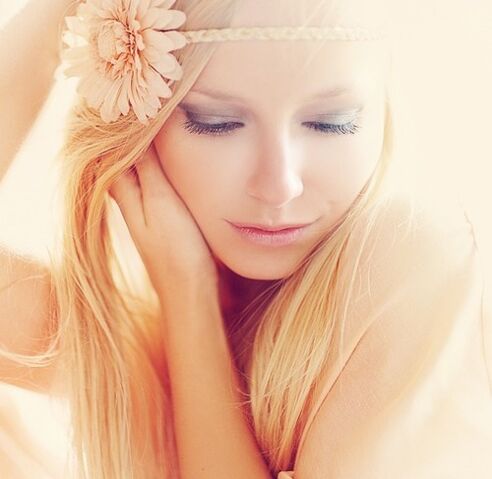 File:Beautiful-blonde-face-flower-girl-Favim.com-428684.jpg