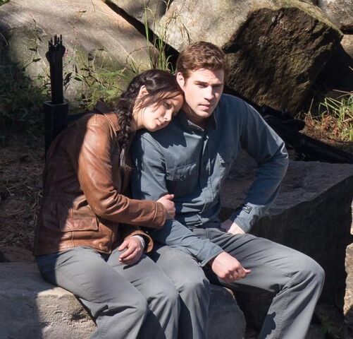 Archivo:Katniss y Gale con los uniformes del 13.jpg