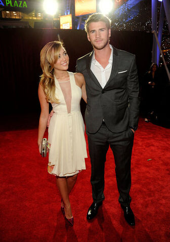 File:Miley-Cyrus-Liam-Hemsworth-Peoples-Choice-Awards.jpeg